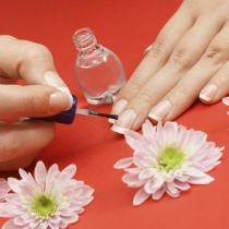 Applying varnish on nails